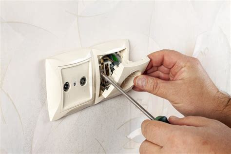 Reparatur elektrischer Steckdosen: Fixe Steckdosen